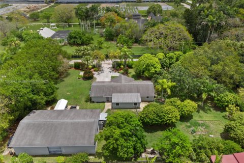 House in Miami, Florida 3 bedrooms, 354.89 sq.m. № 1689395 - photo 29