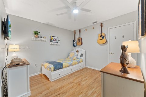 House in Miami, Florida 3 bedrooms, 354.89 sq.m. № 1689395 - photo 18