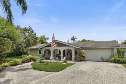 House in Miami, Florida 3 bedrooms, 354.89 sq.m. № 1689395 - photo 1