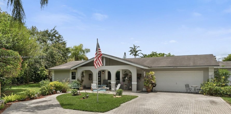 House in Miami, Florida 3 bedrooms, 354.89 sq.m. № 1689395