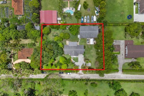 House in Miami, Florida 3 bedrooms, 354.89 sq.m. № 1689395 - photo 4