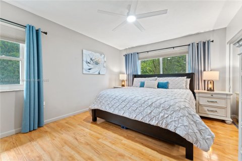 House in Miami, Florida 3 bedrooms, 354.89 sq.m. № 1689395 - photo 12