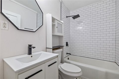 Propiedad comercial en venta en Tampa, Florida, 4 dormitorios, 124.86 m2 № 2221948 - foto 8