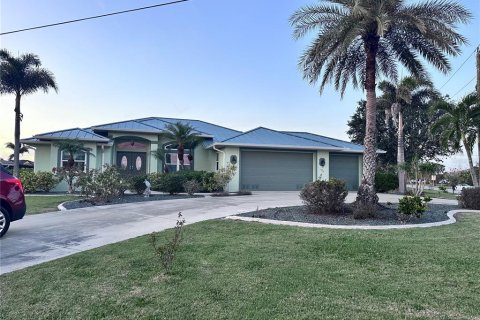 House in Punta Gorda, Florida 3 bedrooms, 198.35 sq.m. № 1733026 - photo 1