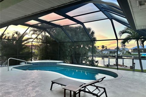House in Punta Gorda, Florida 3 bedrooms, 198.35 sq.m. № 1733026 - photo 5