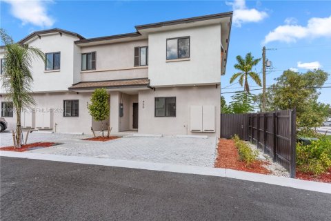 Adosado en alquiler en Florida City, Florida, 4 dormitorios № 2031870 - foto 2