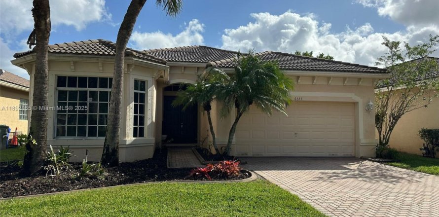 Condo in Pembroke Pines, Florida, 3 bedrooms № 1944197