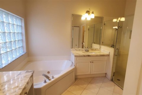 Condo in Pembroke Pines, Florida, 3 bedrooms  № 1944197 - photo 13