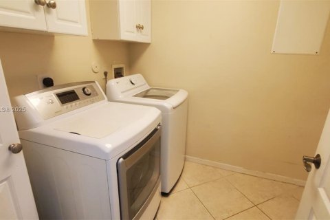 Condo in Pembroke Pines, Florida, 3 bedrooms  № 1944197 - photo 18