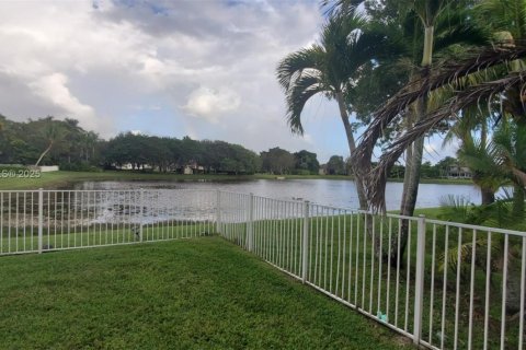 Condo in Pembroke Pines, Florida, 3 bedrooms  № 1944197 - photo 11