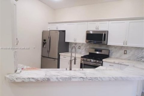 Condo in Pembroke Pines, Florida, 3 bedrooms  № 1944197 - photo 6
