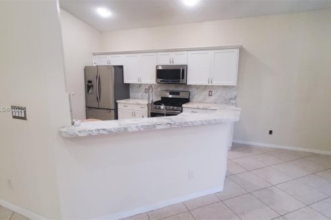 Condo in Pembroke Pines, Florida, 3 bedrooms  № 1944197 - photo 7