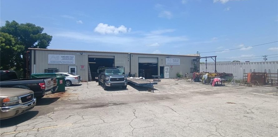 Immobilier commercial à Cape Coral, Floride 459.87 m2 № 2222189
