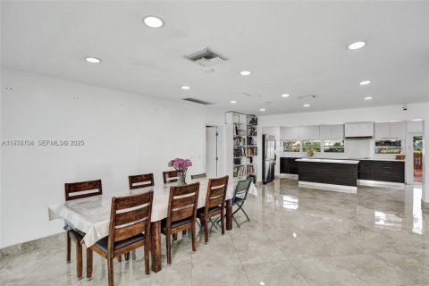 House in Dania Beach, Florida 3 bedrooms, 185.8 sq.m. № 1993282 - photo 7