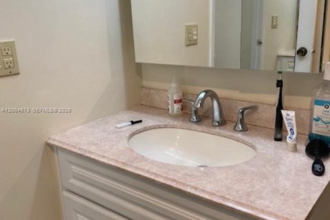 Condo in Coral Gables, Florida, 1 bedroom № 2070129 - photo 10