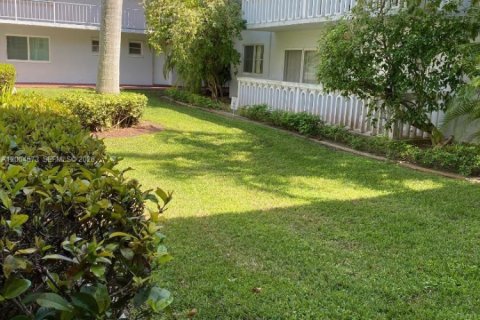 Condo in Coral Gables, Florida, 1 bedroom № 2070129 - photo 17