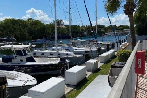 Condo in Coral Gables, Florida, 1 bedroom № 2070129 - photo 16