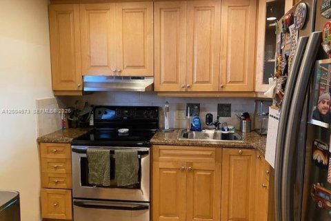 Condo in Coral Gables, Florida, 1 bedroom № 2070129 - photo 4