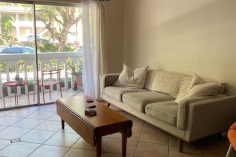 Condo in Coral Gables, Florida, 1 bedroom № 2070129 - photo 2
