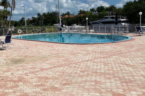 Condo in Coral Gables, Florida, 1 bedroom № 2070129 - photo 12
