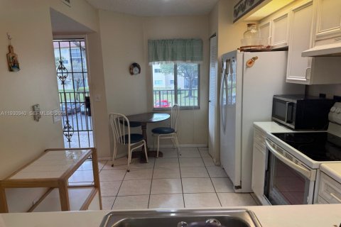 Condo in Pembroke Pines, Florida, 2 bedrooms  № 1993079 - photo 4