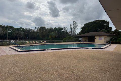Condo in Pembroke Pines, Florida, 2 bedrooms  № 1993079 - photo 23