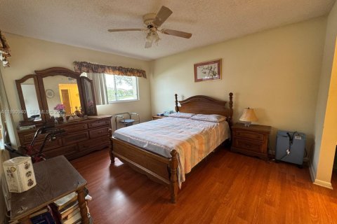 Condo in Pembroke Pines, Florida, 2 bedrooms  № 1993079 - photo 13