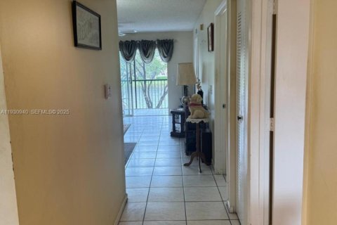 Condo in Pembroke Pines, Florida, 2 bedrooms  № 1993079 - photo 5