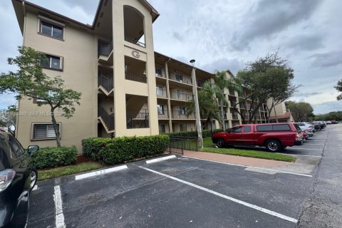 Condo in Pembroke Pines, Florida, 2 bedrooms  № 1993079 - photo 1