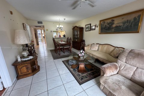 Condo in Pembroke Pines, Florida, 2 bedrooms  № 1993079 - photo 11