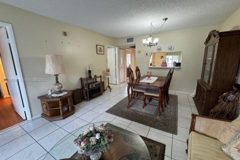 Condo in Pembroke Pines, Florida, 2 bedrooms  № 1993079 - photo 19