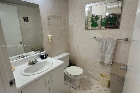 Condo in Pembroke Pines, Florida, 2 bedrooms  № 1993079 - photo 9