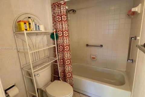 Condo in Pembroke Pines, Florida, 2 bedrooms  № 1993079 - photo 16