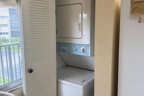 Condo in Pembroke Pines, Florida, 2 bedrooms  № 1993079 - photo 21