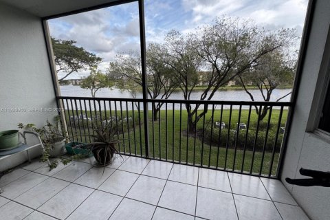 Condo in Pembroke Pines, Florida, 2 bedrooms  № 1993079 - photo 12