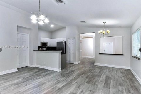 House in Deerfield Beach, Florida 3 bedrooms, 131.74 sq.m. № 2044427 - photo 3