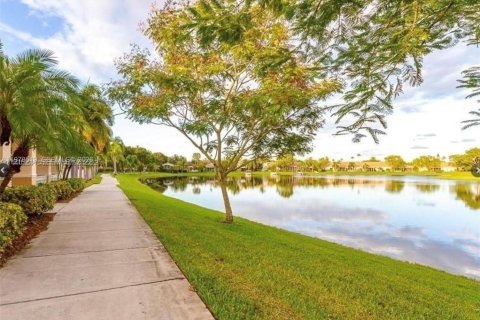 House in Deerfield Beach, Florida 3 bedrooms, 131.74 sq.m. № 2044427 - photo 17