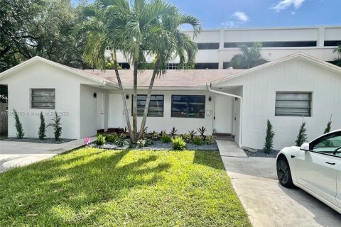 Снять в аренду виллу или дом в Авентура, Флорида 2 спальни, 83.61м2, № 1956235 - фото 4