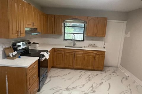 Снять в аренду виллу или дом в Авентура, Флорида 2 спальни, 83.61м2, № 1956235 - фото 2