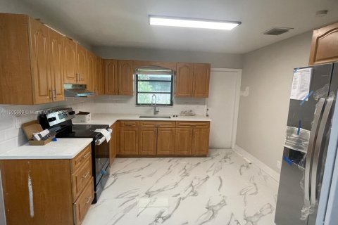 Снять в аренду виллу или дом в Авентура, Флорида 2 спальни, 83.61м2, № 1956235 - фото 1