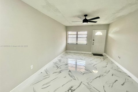 Снять в аренду виллу или дом в Авентура, Флорида 2 спальни, 83.61м2, № 1956235 - фото 3