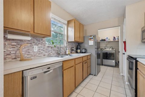 House in Apopka, Florida 3 bedrooms, 97.36 sq.m. № 2142039 - photo 12