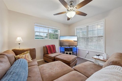 House in Apopka, Florida 3 bedrooms, 97.36 sq.m. № 2142039 - photo 8
