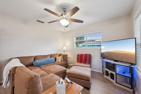 House in Apopka, Florida 3 bedrooms, 97.36 sq.m. № 2142039 - photo 6