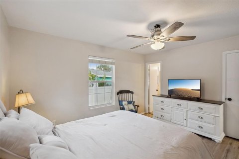 House in Apopka, Florida 3 bedrooms, 97.36 sq.m. № 2142039 - photo 18