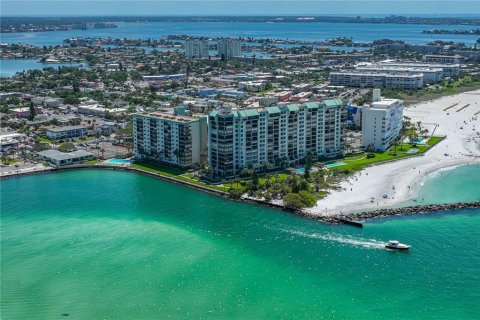 Condo in Saint Pete Beach, Florida, 2 bedrooms  № 1436307 - photo 1