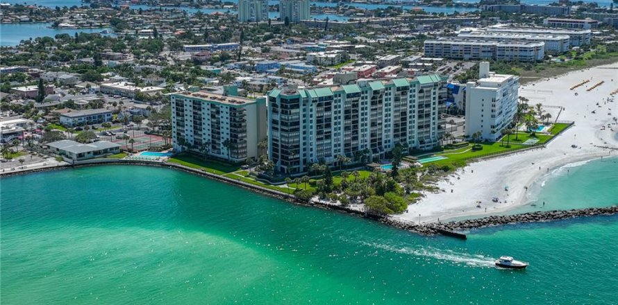 Condo in Saint Pete Beach, Florida, 2 bedrooms № 1436307