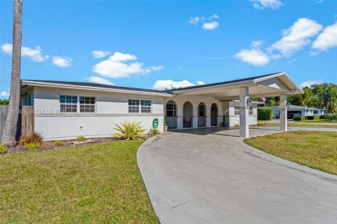 Villa ou maison à vendre à Miami, Floride: 5 chambres, 210.24 m2 № 1995705 - photo 3