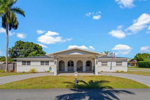 Villa ou maison à Miami, Floride 5 chambres, 210.24 m2 № 1995705