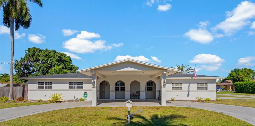 Villa ou maison à Miami, Floride 5 chambres, 210.24 m2 № 1995705